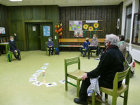 Symbolische Mantelteilung mit den Kommunionkindern (Foto: Karl-Franz Thiede)